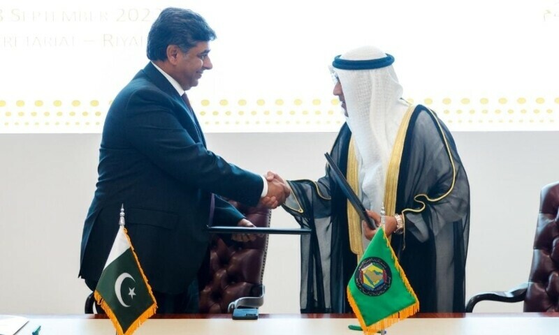Interim Commerce Minister Gohar Ejaz and GCC Secretary General Jassim Mohammed Al-Budaiwi for Free Trade Agreement